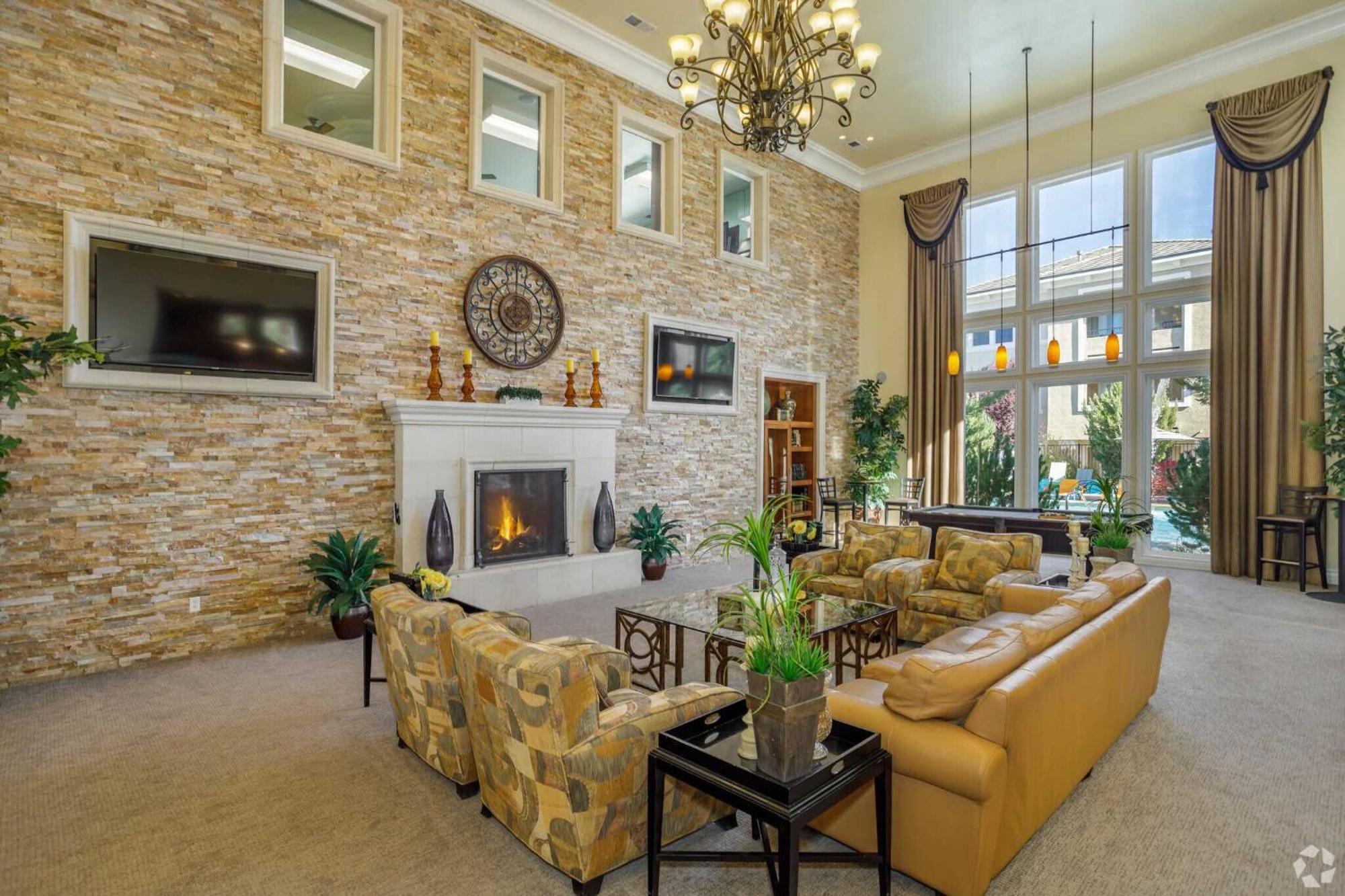 New Luxurious 1br Heated Pool & Sauna Reno