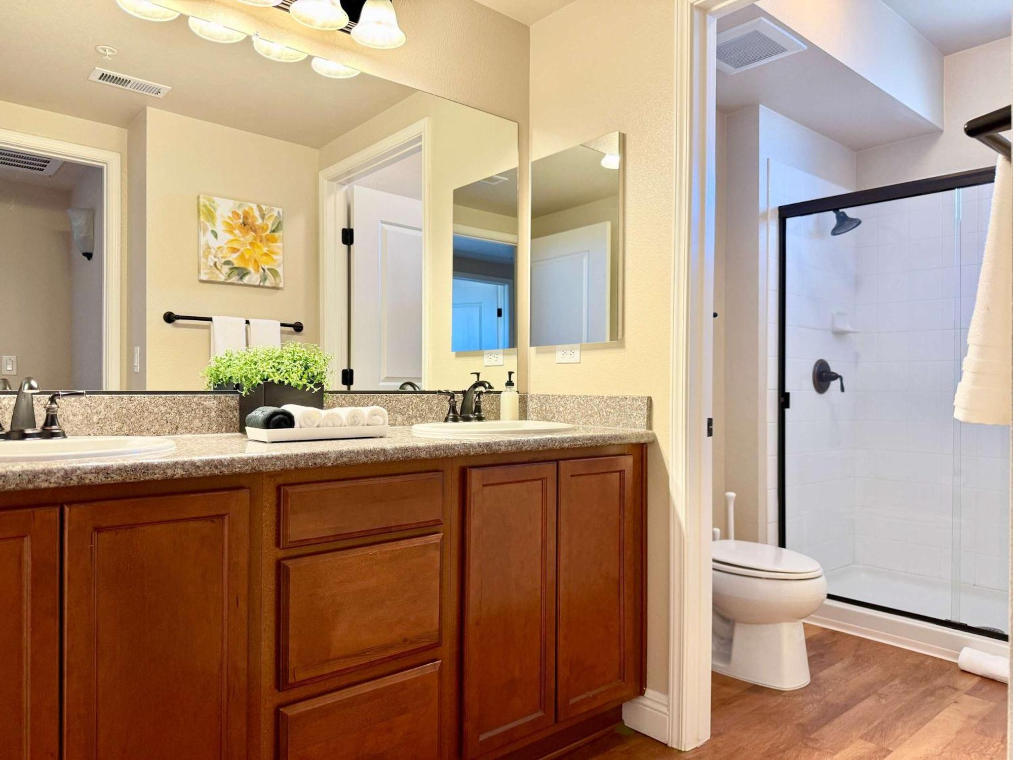 New Luxurious 1br Heated Pool & Sauna Apartment
