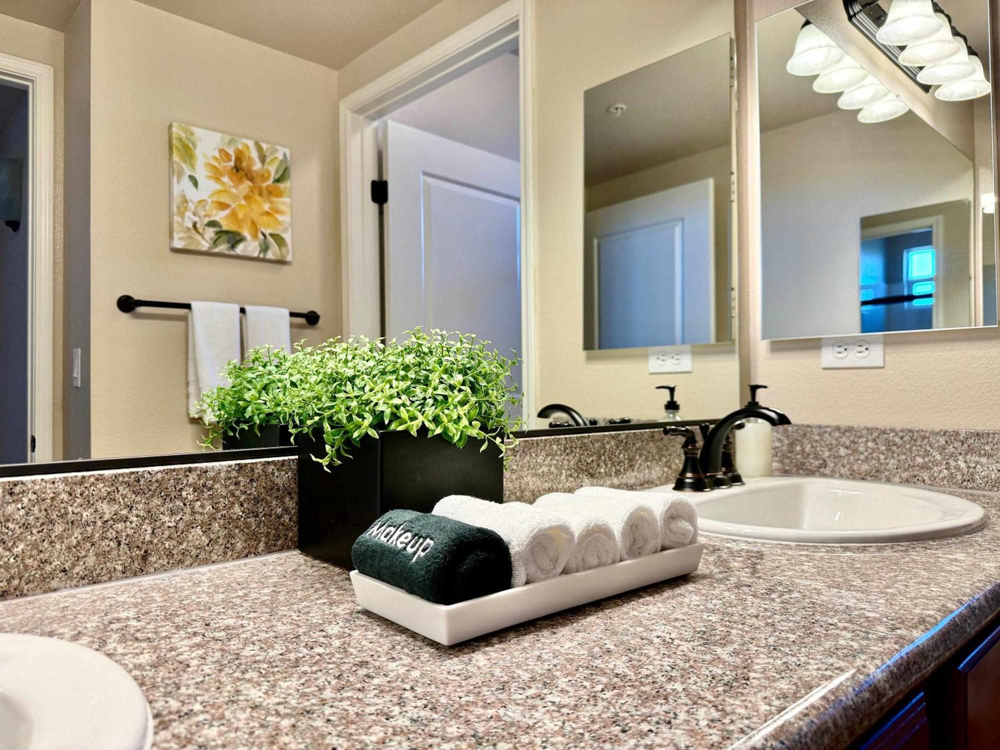 New Luxurious 1br Heated Pool & Sauna *