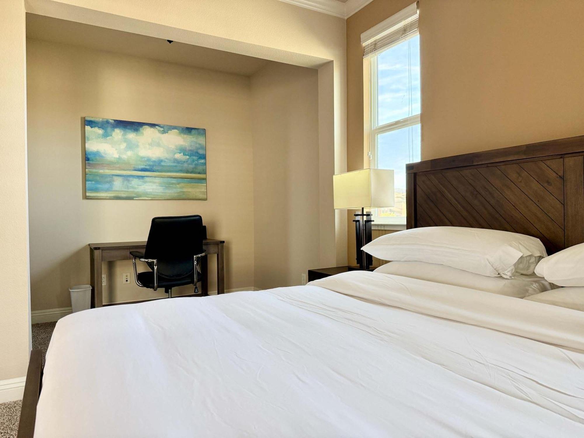 New Luxurious 1br Heated Pool & Sauna * Reno