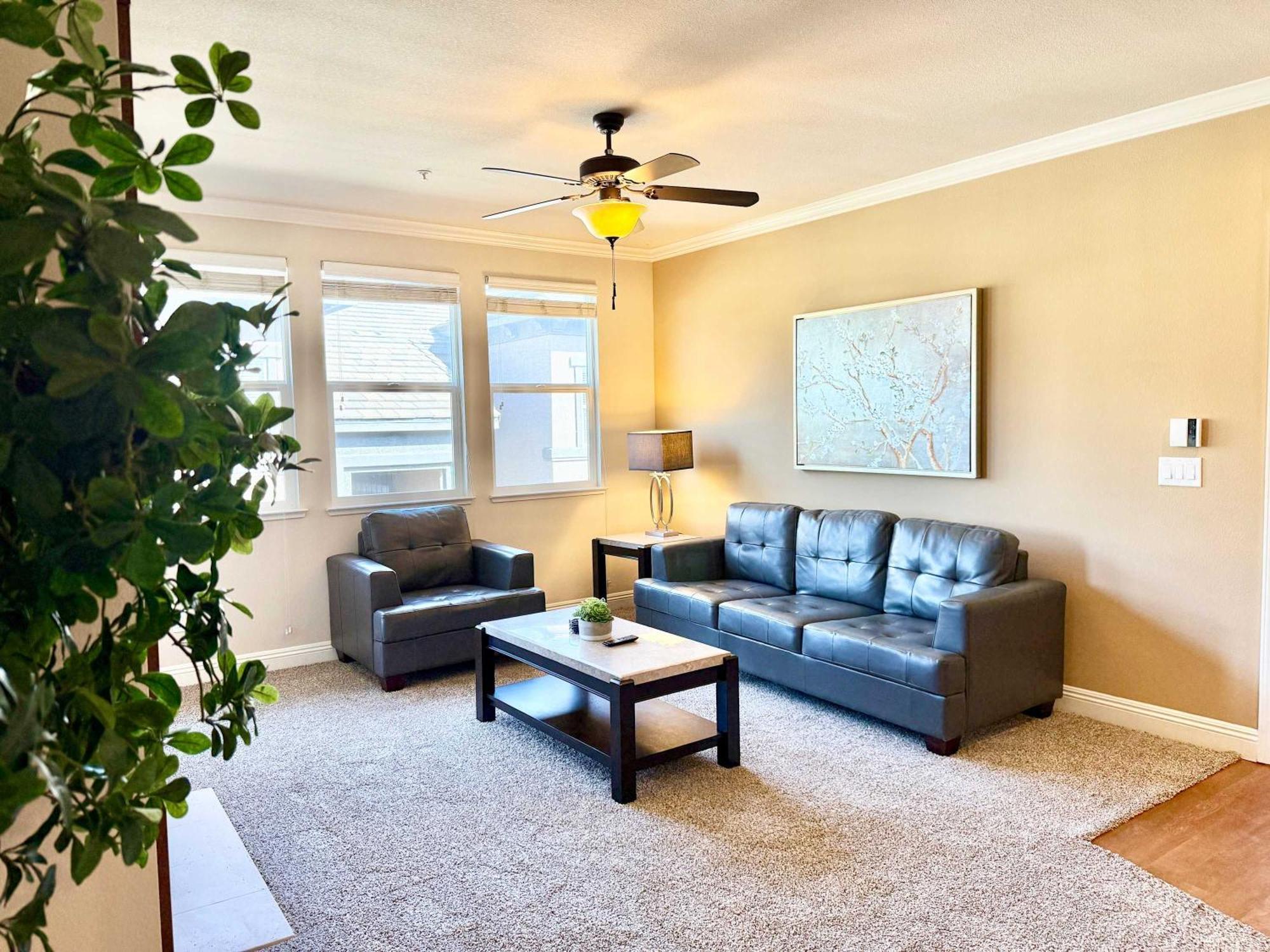 New Luxurious 1br Heated Pool & Sauna Apartment