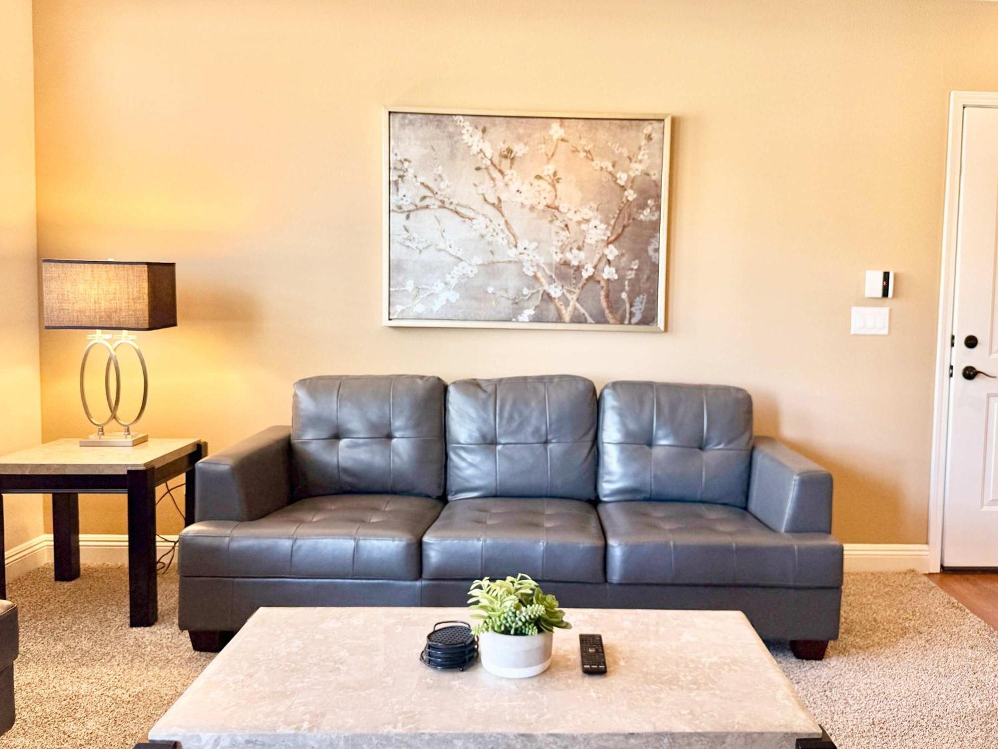 New Luxurious 1br Heated Pool & Sauna Apartment Reno