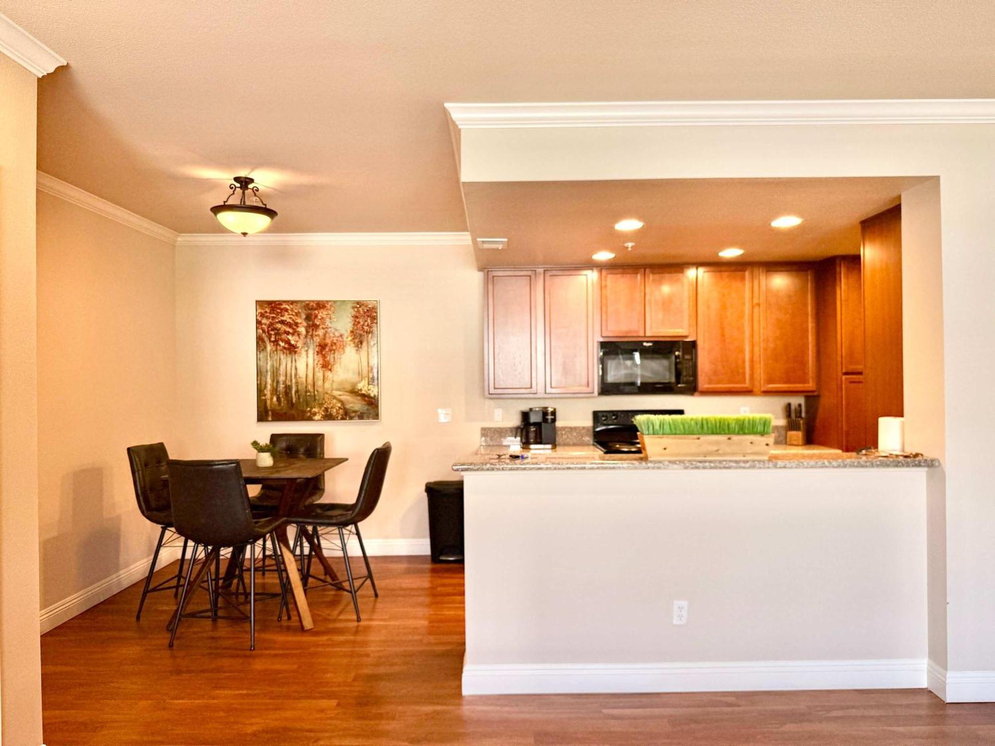 New Luxurious 1br Heated Pool & Sauna *