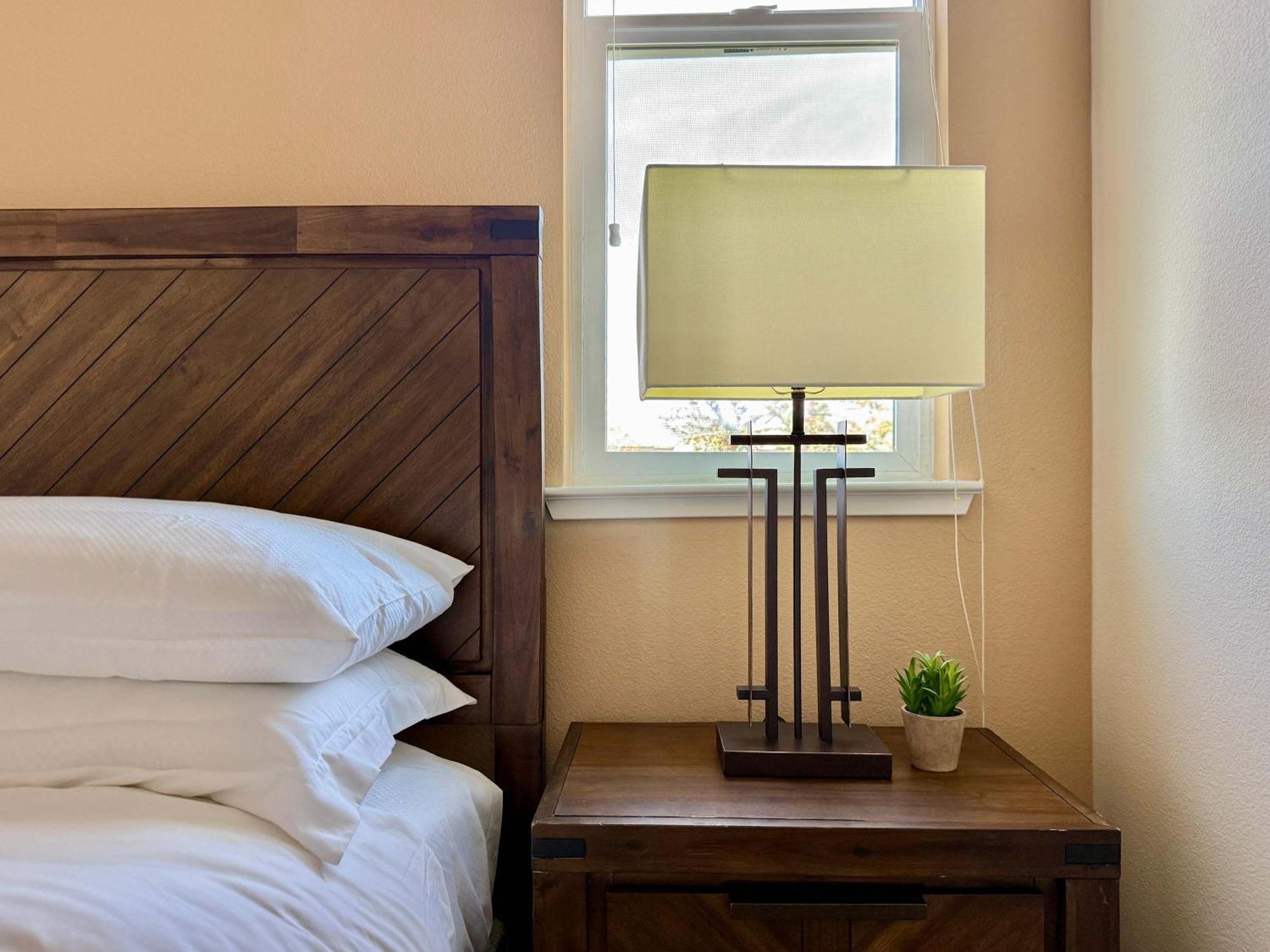 New Luxurious 1br Heated Pool & Sauna * Reno
