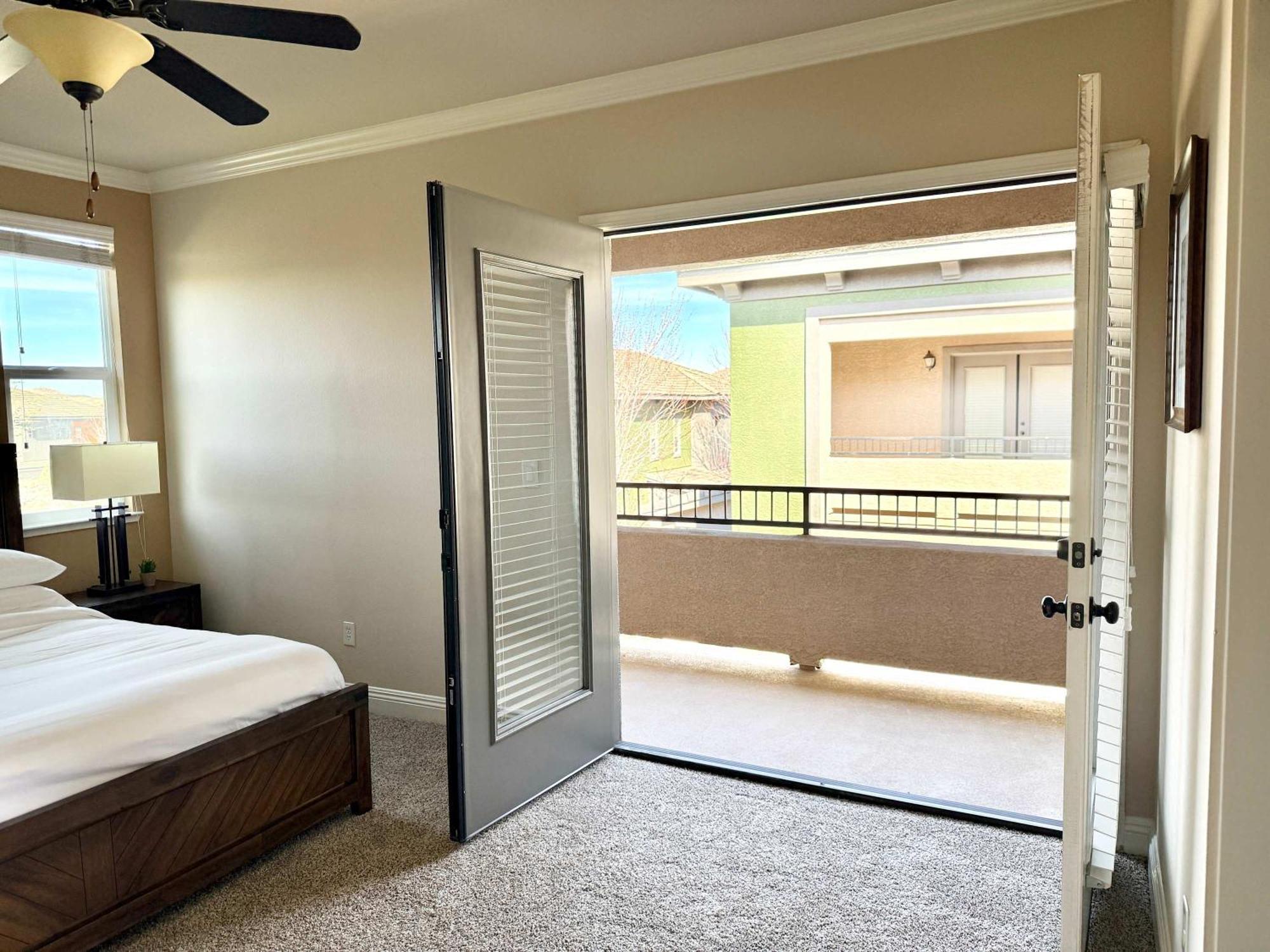 New Luxurious 1br Heated Pool & Sauna Apartment *