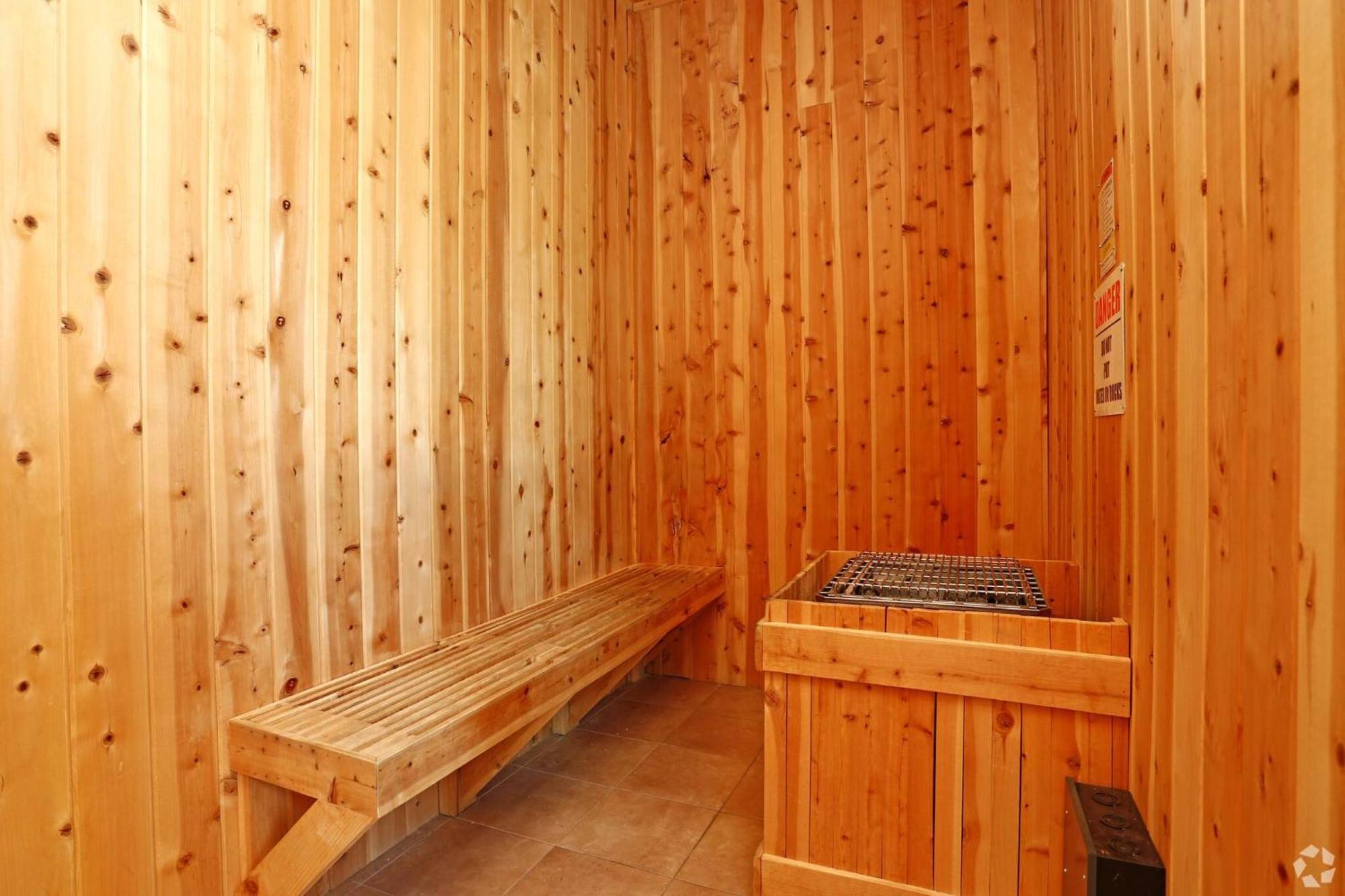 New Luxurious 1br Heated Pool & Sauna * Reno