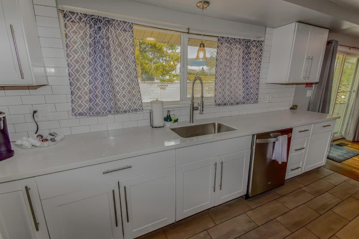 Family Retreat With King Beds And Large Yard Reno