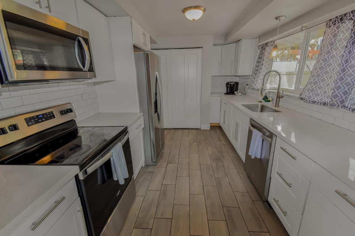 Family Retreat With King Beds And Large Yard Holiday home *