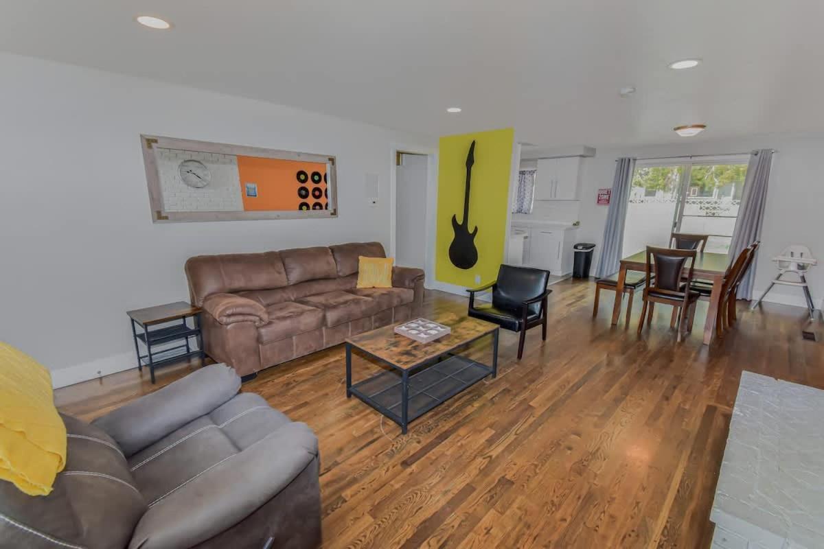 Family Retreat With King Beds And Large Yard Holiday home *