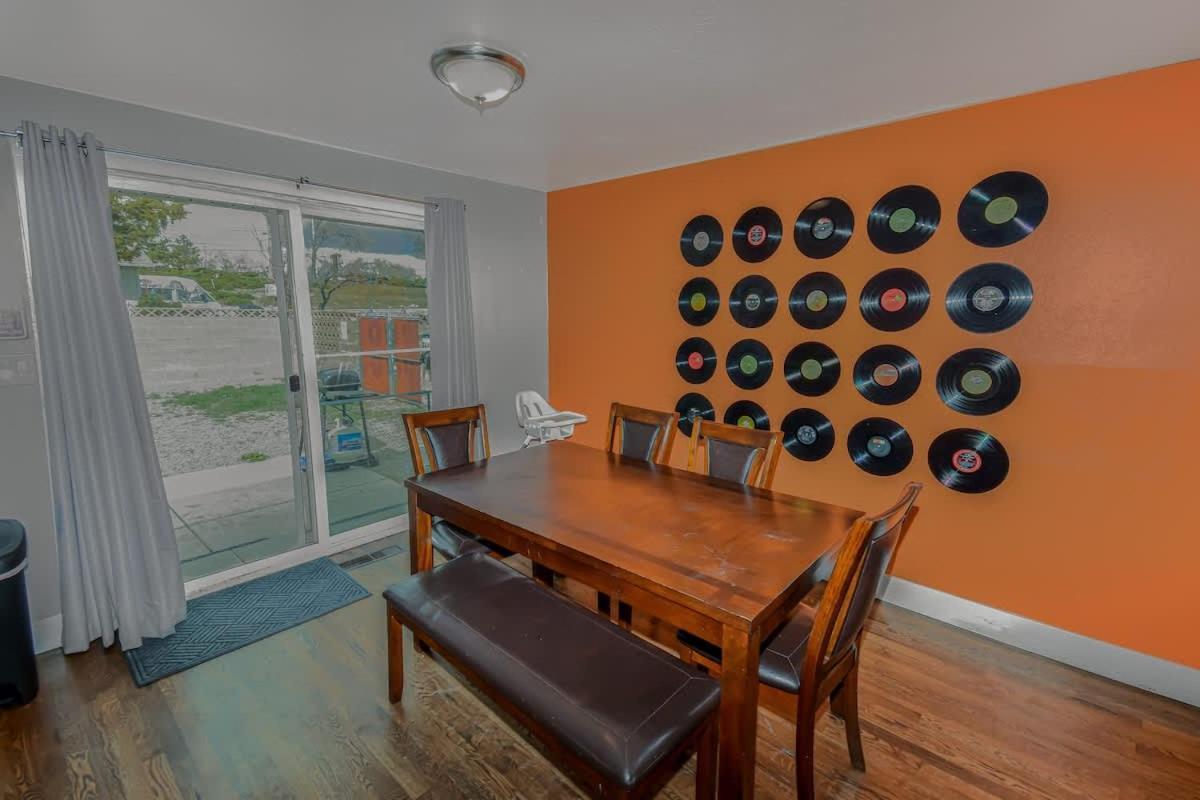 Family Retreat With King Beds And Large Yard Reno