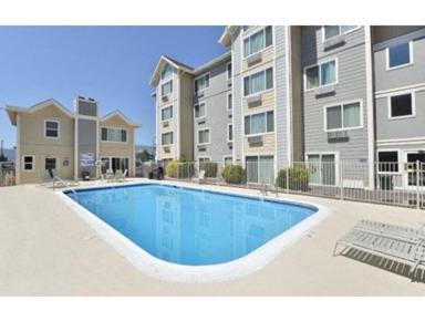 Tahoe Vibe - The Rivet Apartment Reno