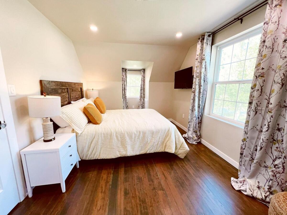 The Ranch House With A Pool Hot Tub And Fire Pit Holiday home *