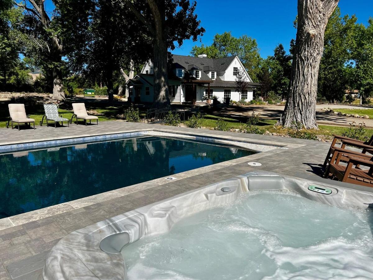 The Ranch House With A Pool Hot Tub And Fire Pit Holiday home