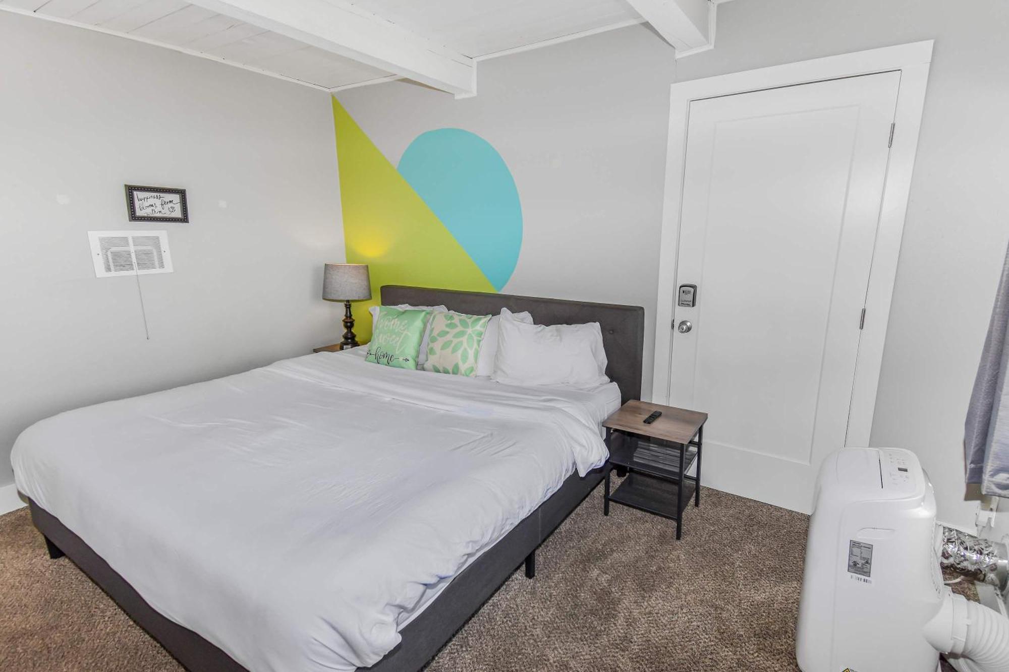 Upper Unit With King Bed & Pull-out Couch * Reno