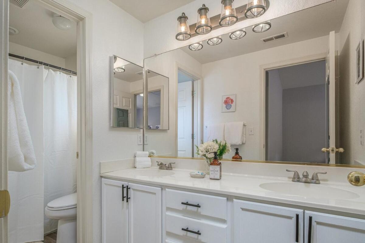 Designer Conveniently Located In Nv Holiday home Reno