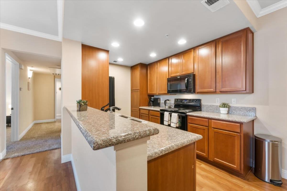 2br Getaway Pool Gym Basketball Court & Theater Access Reno