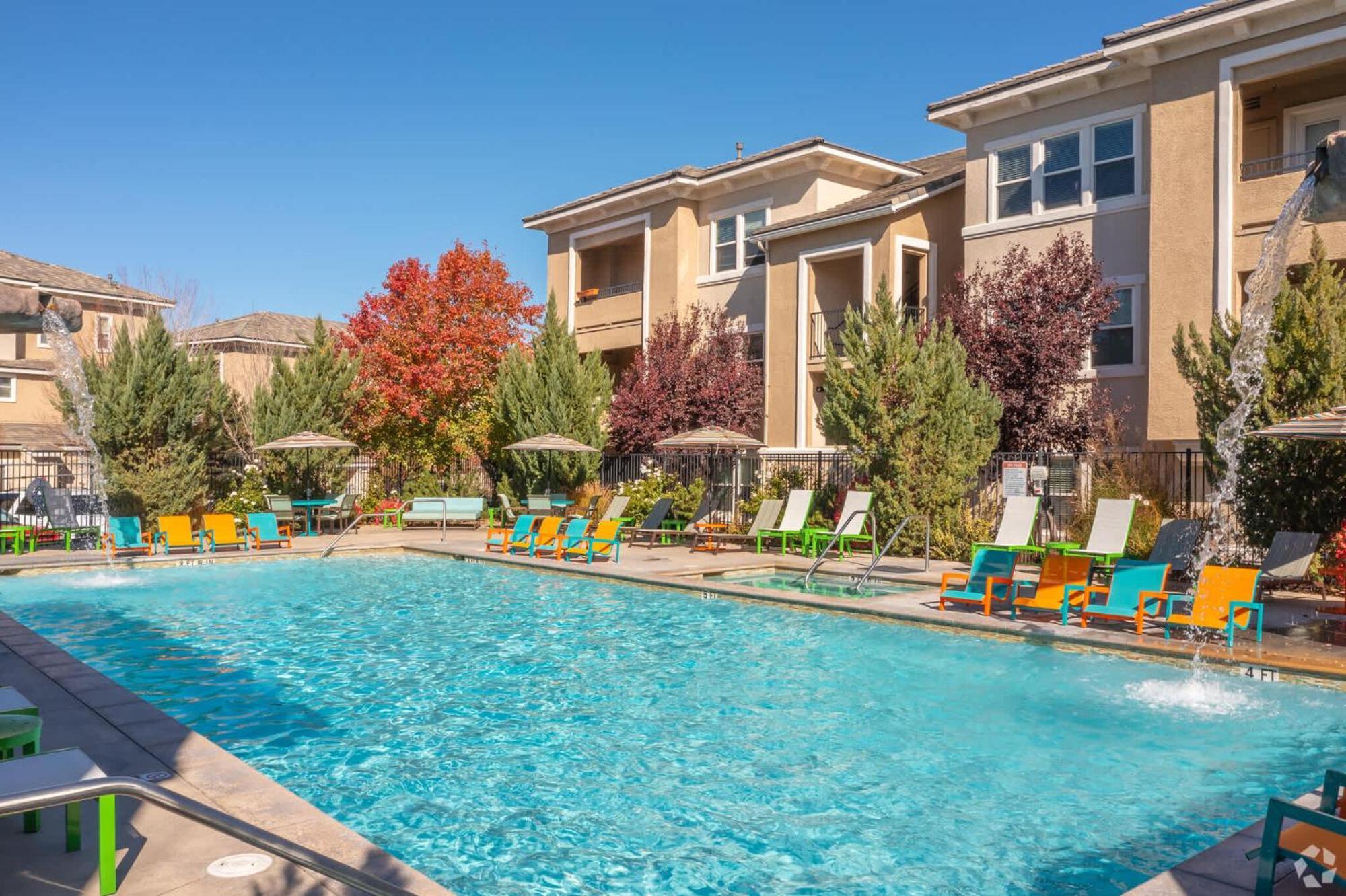 Apartment 2br Getaway Pool Gym Basketball Court & Theater Access *