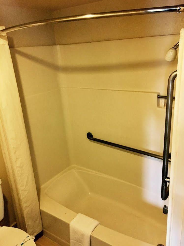 Travelodge By Wyndham Hotel 2*