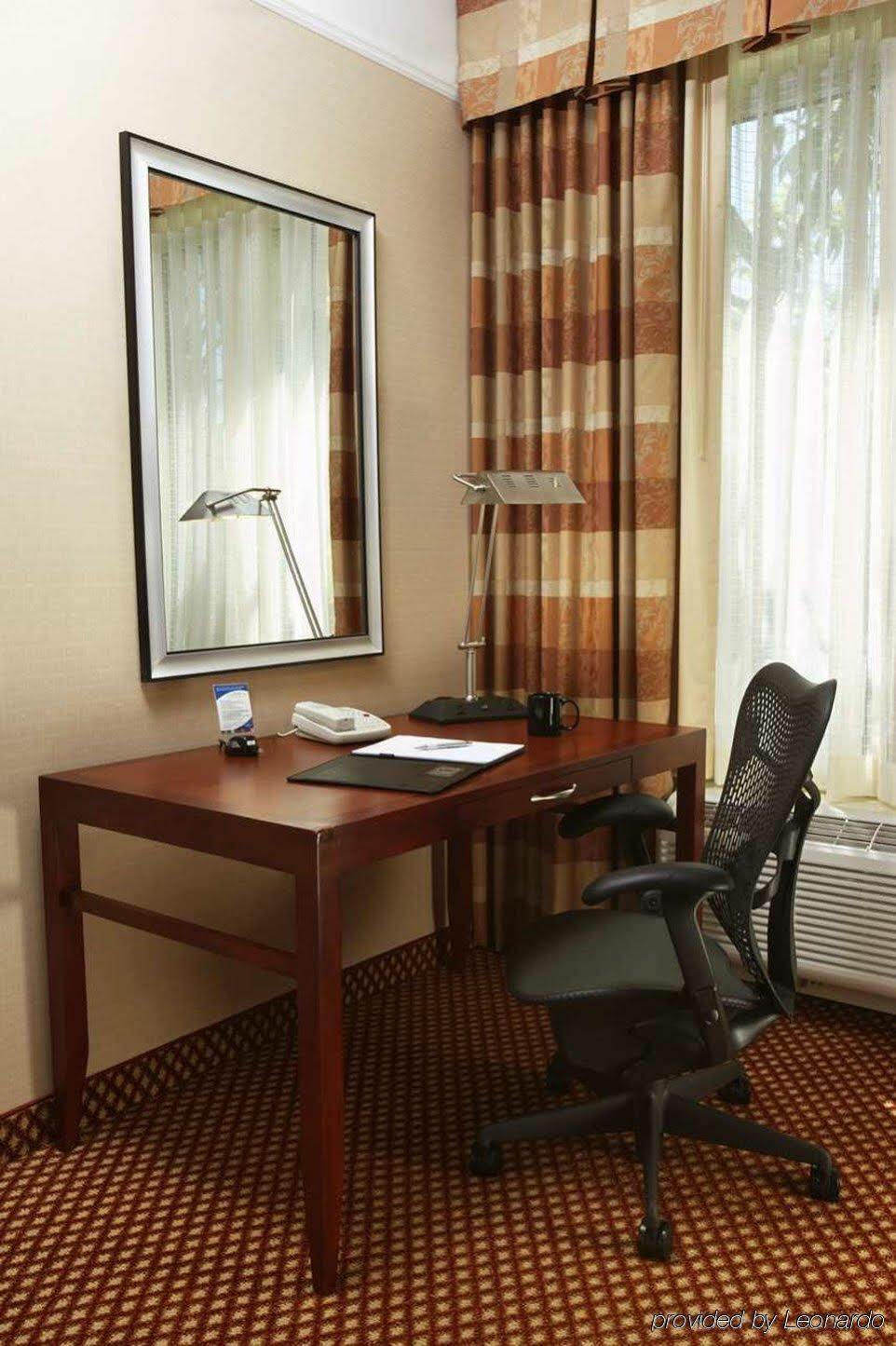 Hilton Garden Hotel 3*
