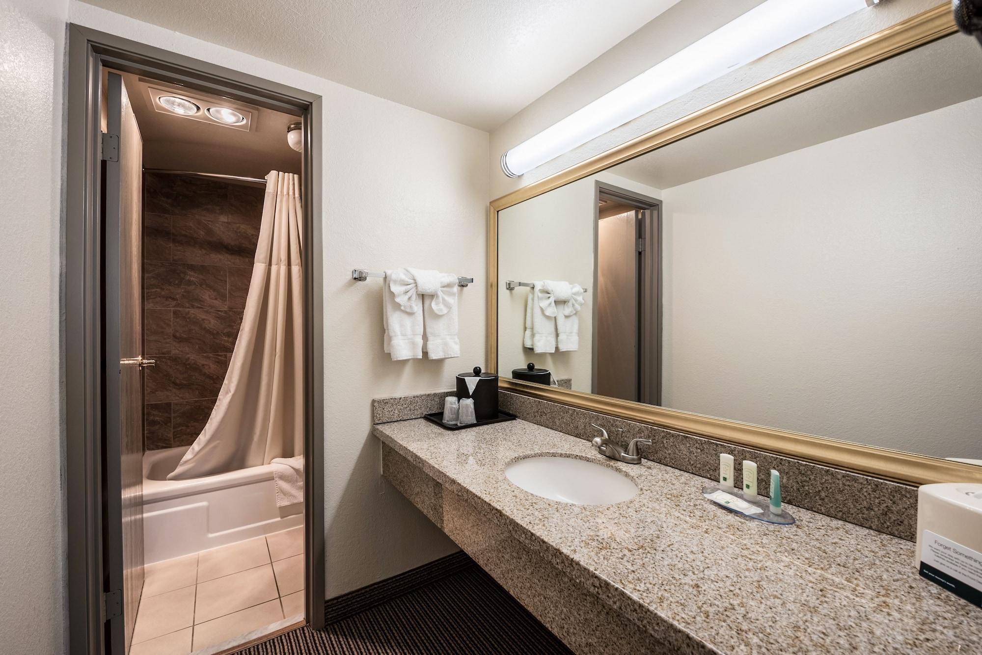 Quality & Airport Hotel 2*