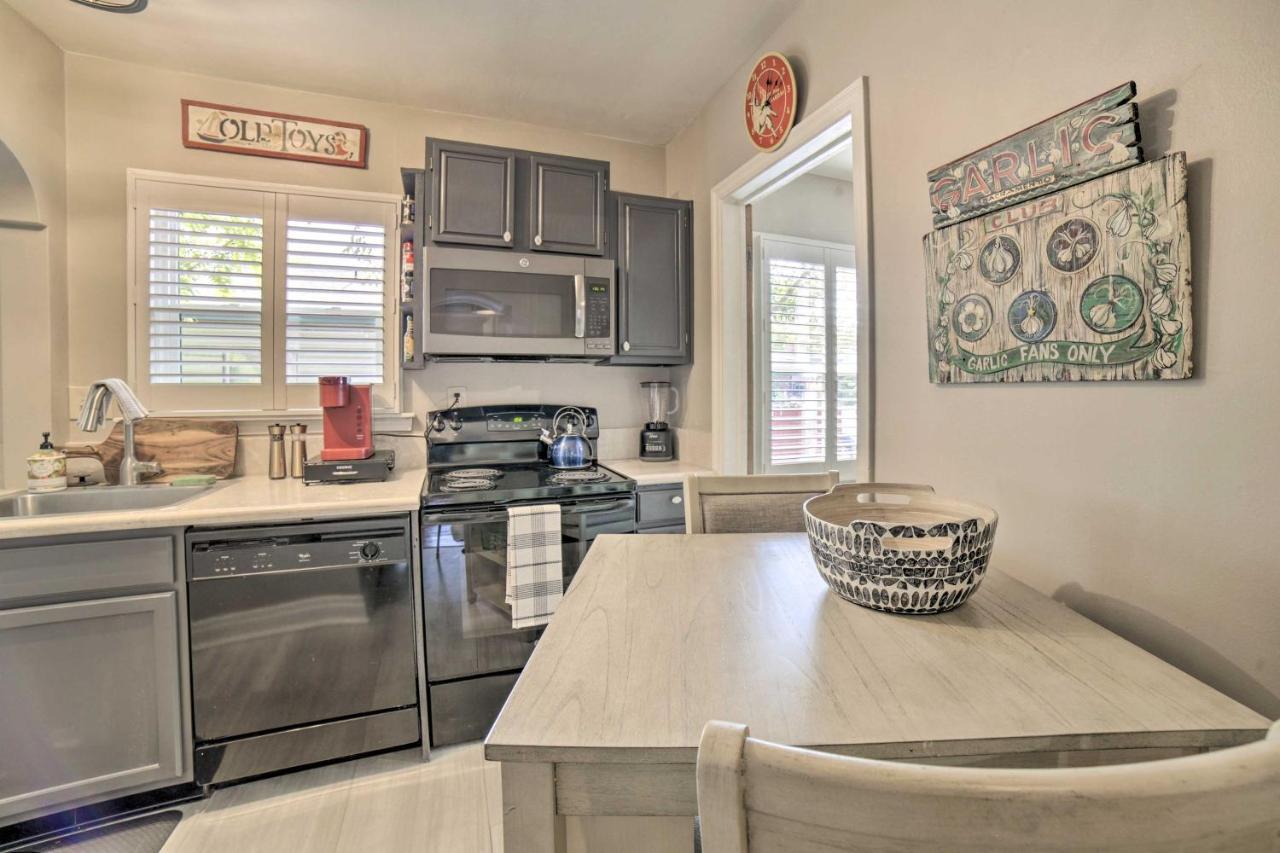 Enchanting Retreat With Deck Walk To Midtown! Reno