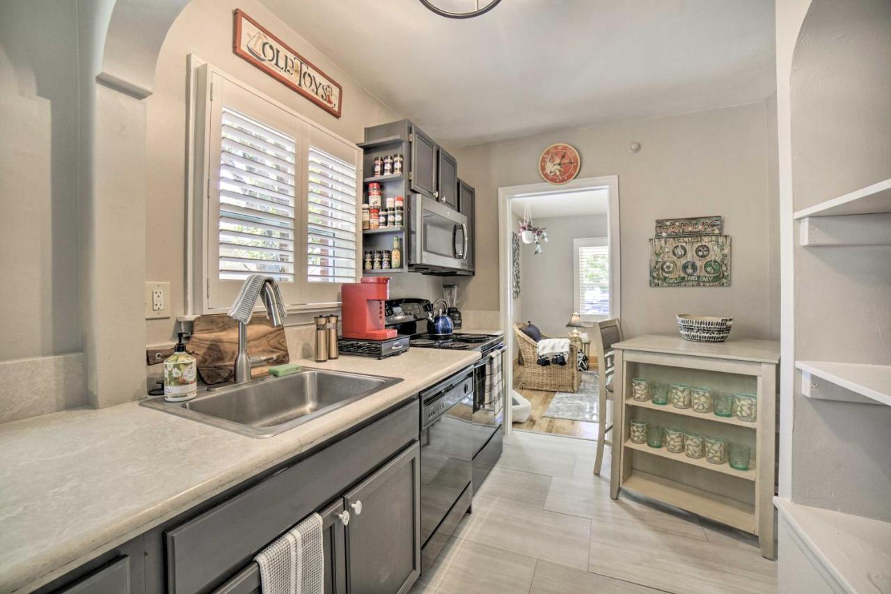 Enchanting Retreat With Deck Walk To Midtown! Holiday home Reno