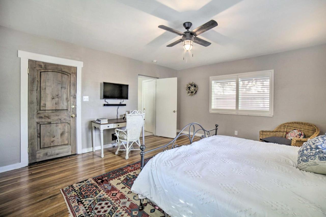 Holiday home Enchanting Retreat With Deck Walk To Midtown! *