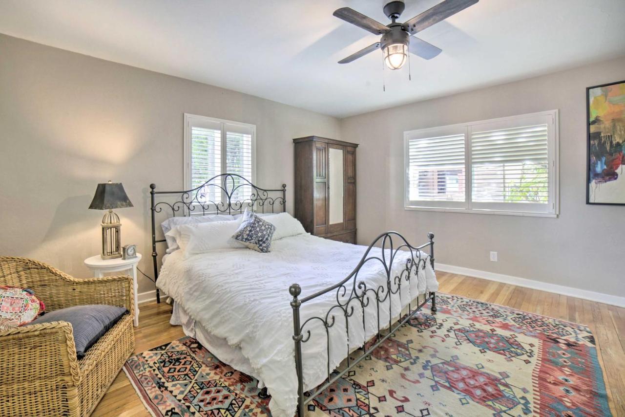 Holiday home Enchanting Retreat With Deck Walk To Midtown!