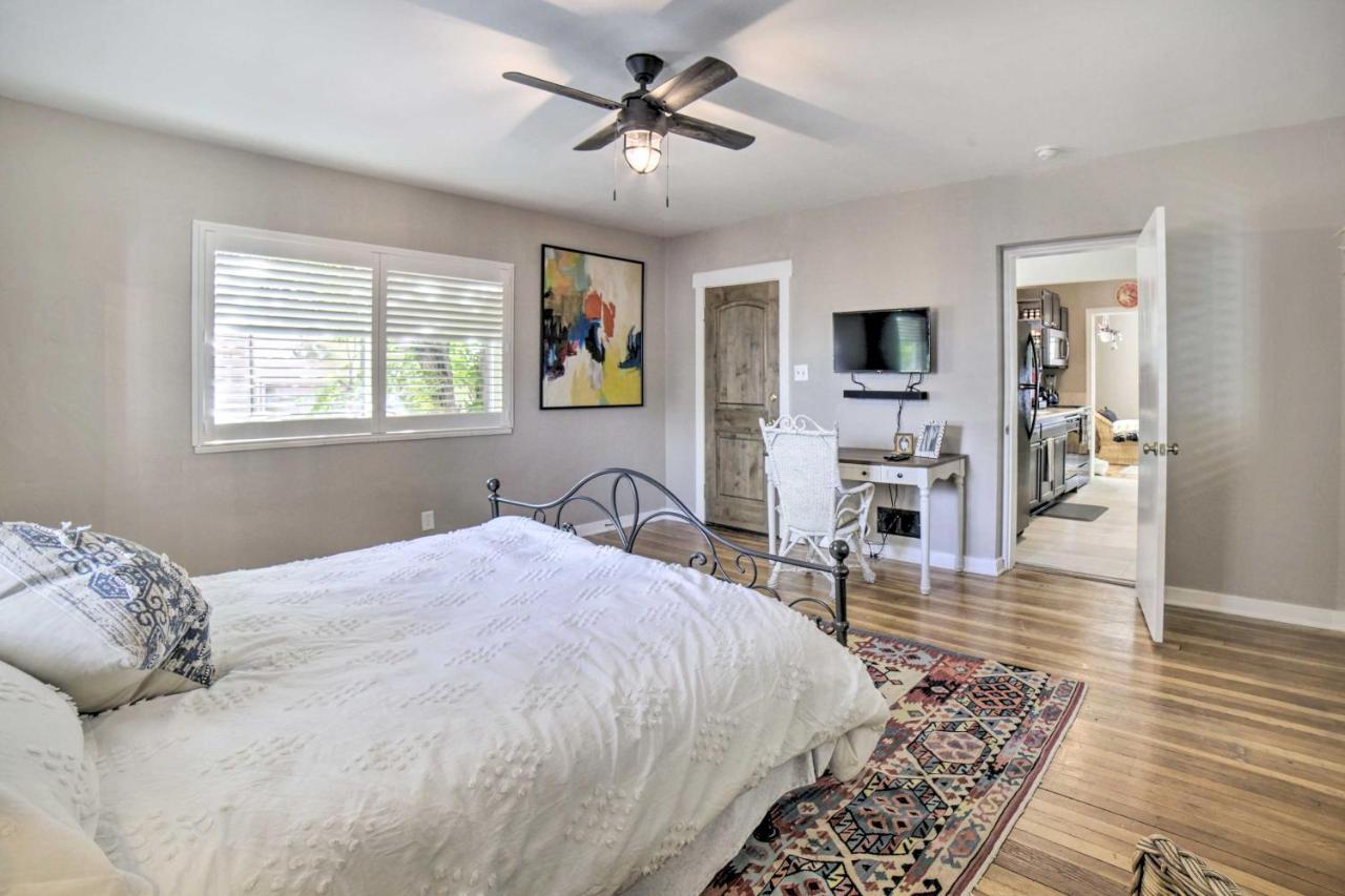 Holiday home Enchanting Retreat With Deck Walk To Midtown! *