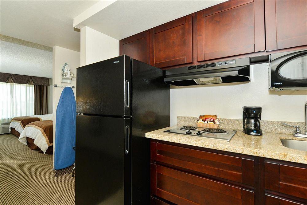 Quality & Airport Hotel 2*