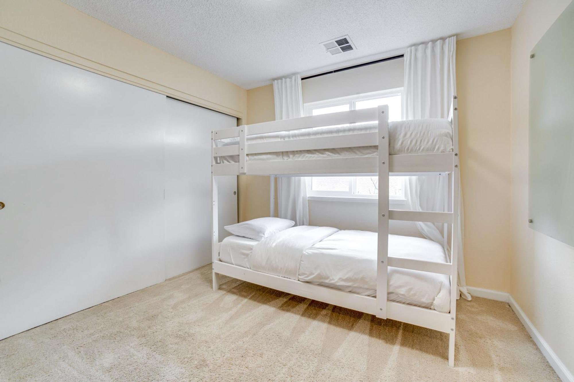 Getaway With Spacious Patio And Grill! Holiday home