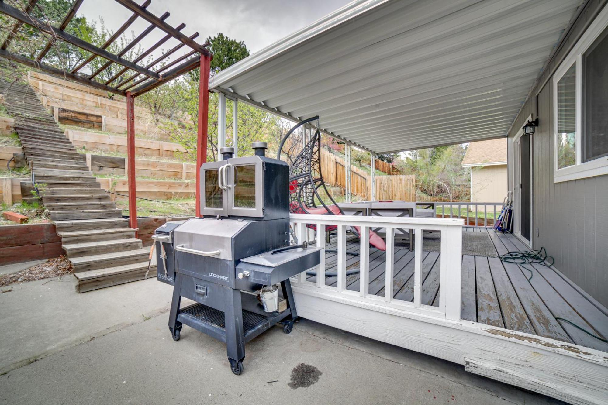 Holiday home Getaway With Spacious Patio And Grill!