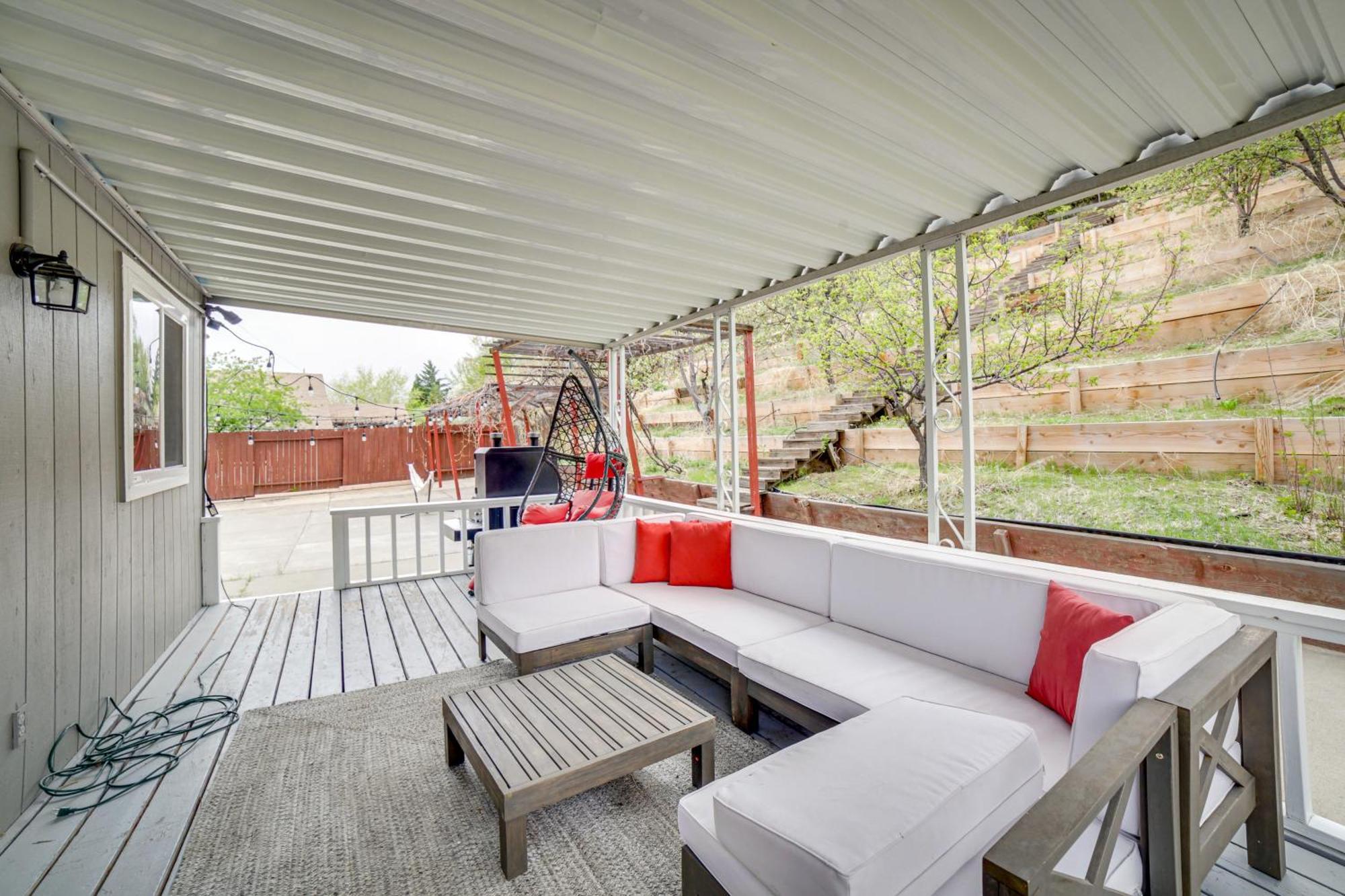Getaway With Spacious Patio And Grill!