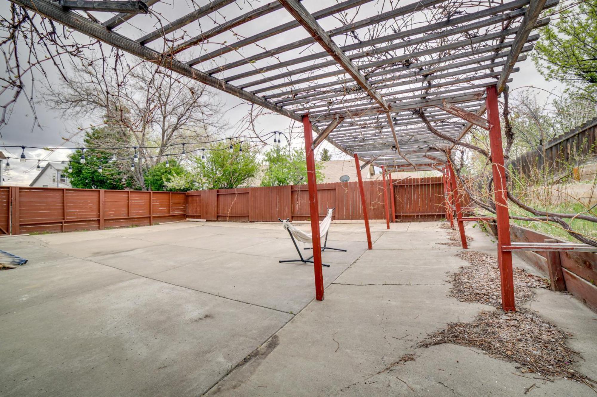 Getaway With Spacious Patio And Grill!