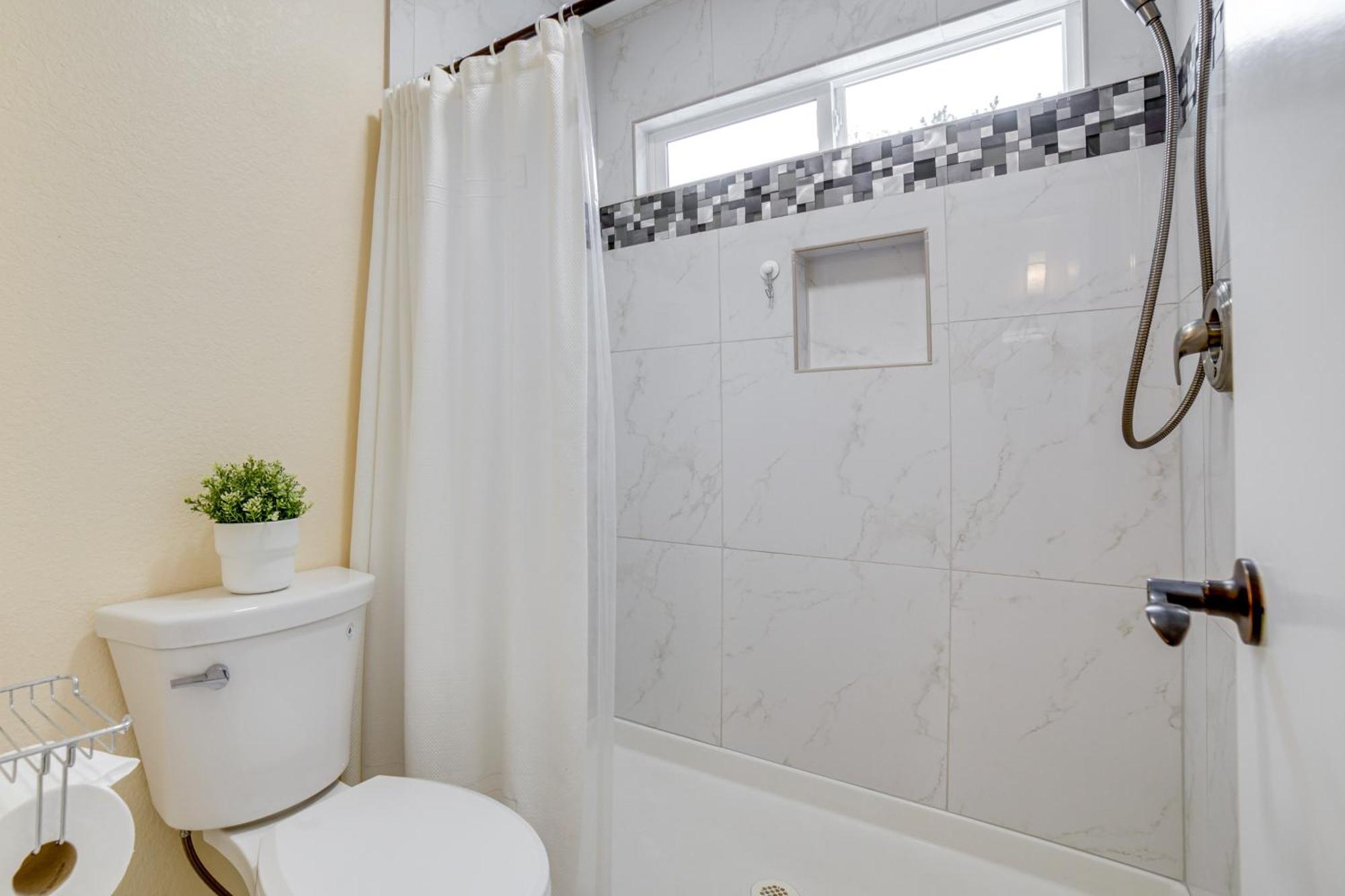 Holiday home Getaway With Spacious Patio And Grill!