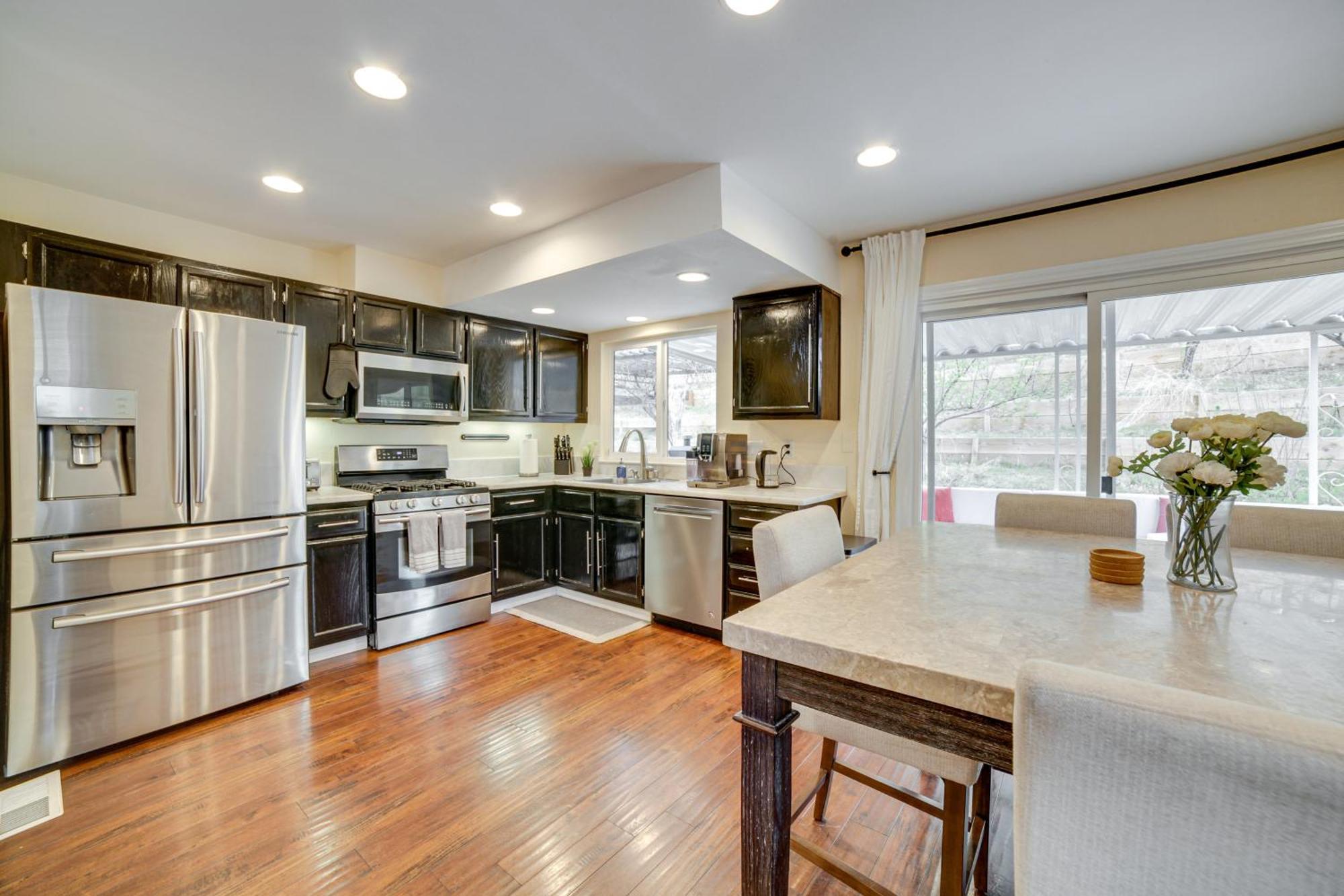 Getaway With Spacious Patio And Grill!