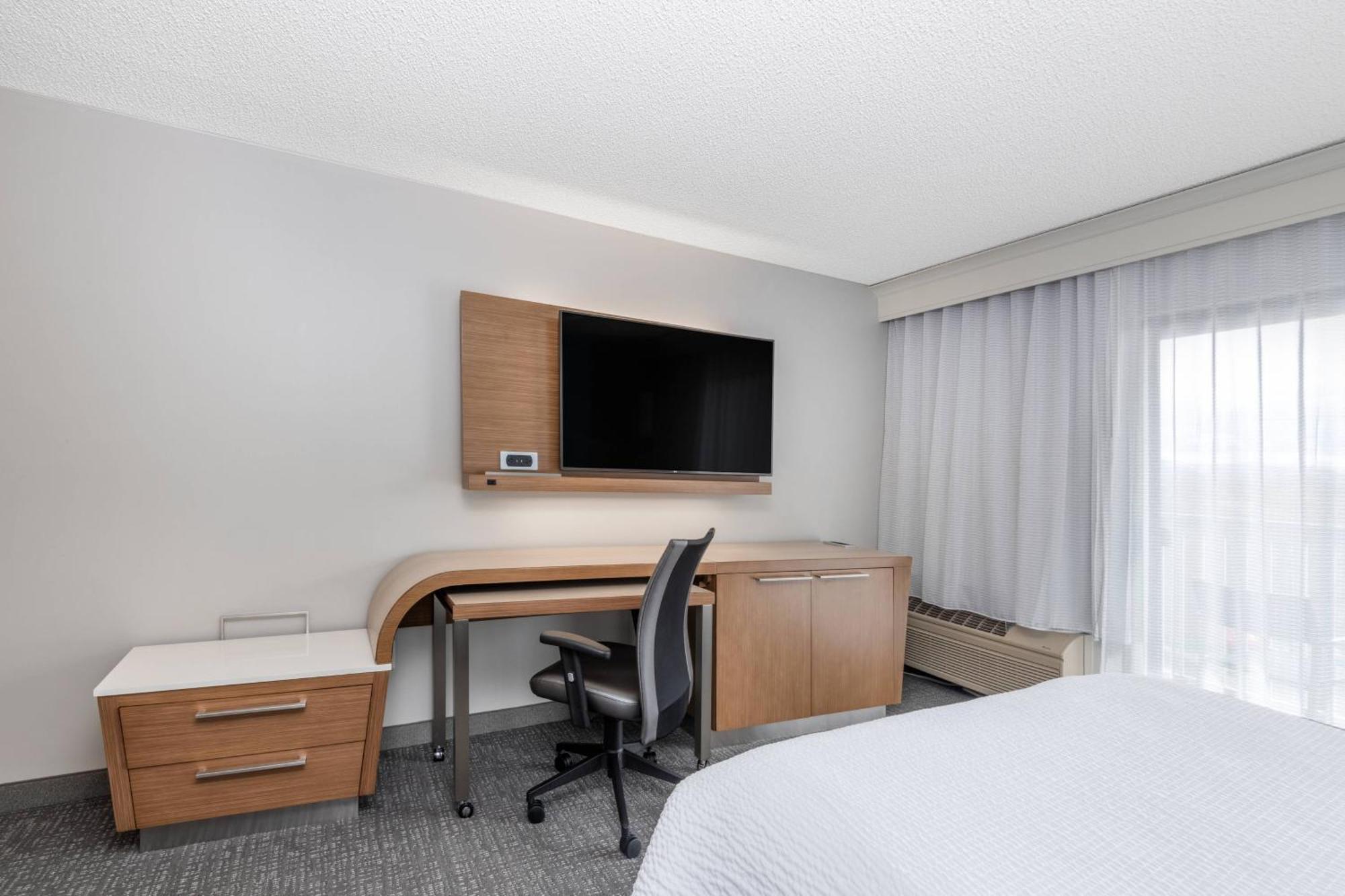 Courtyard By Marriott Hotel 3*