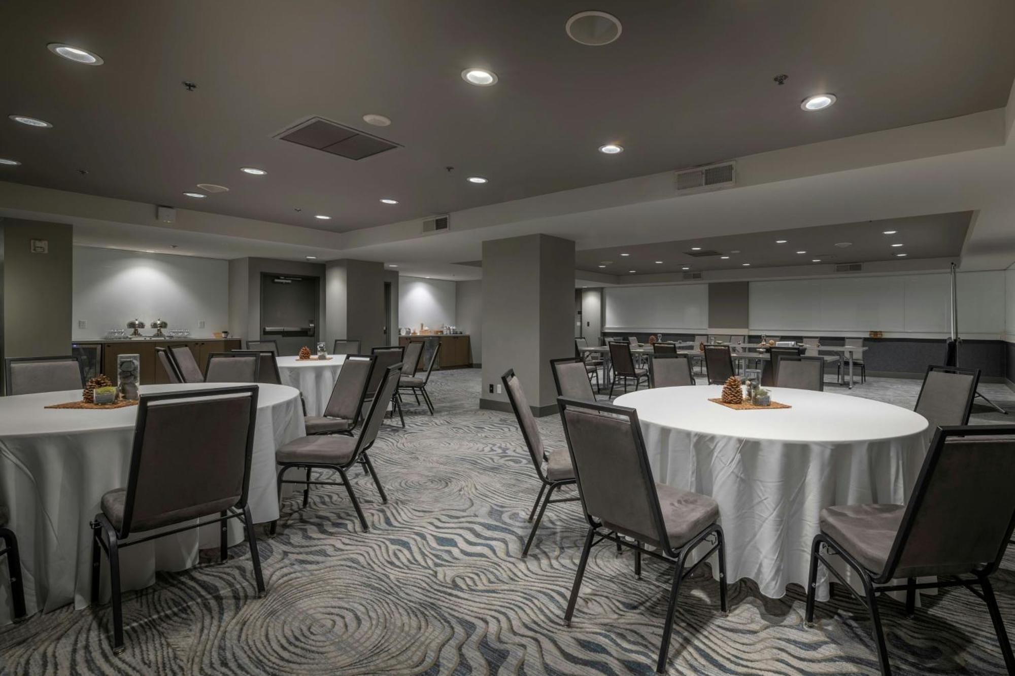 Renaissance Downtown & 4*