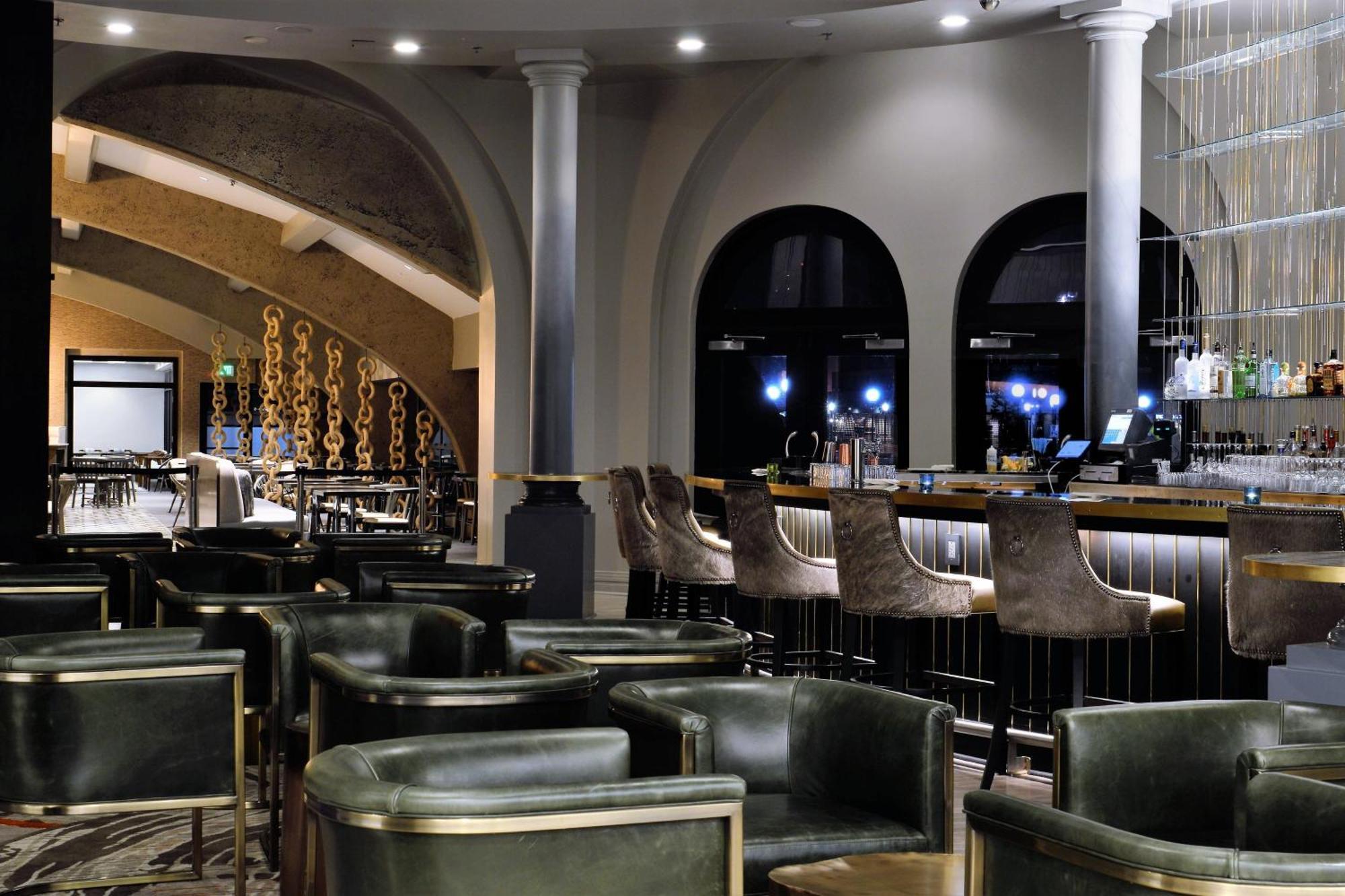 Renaissance Downtown & 4*