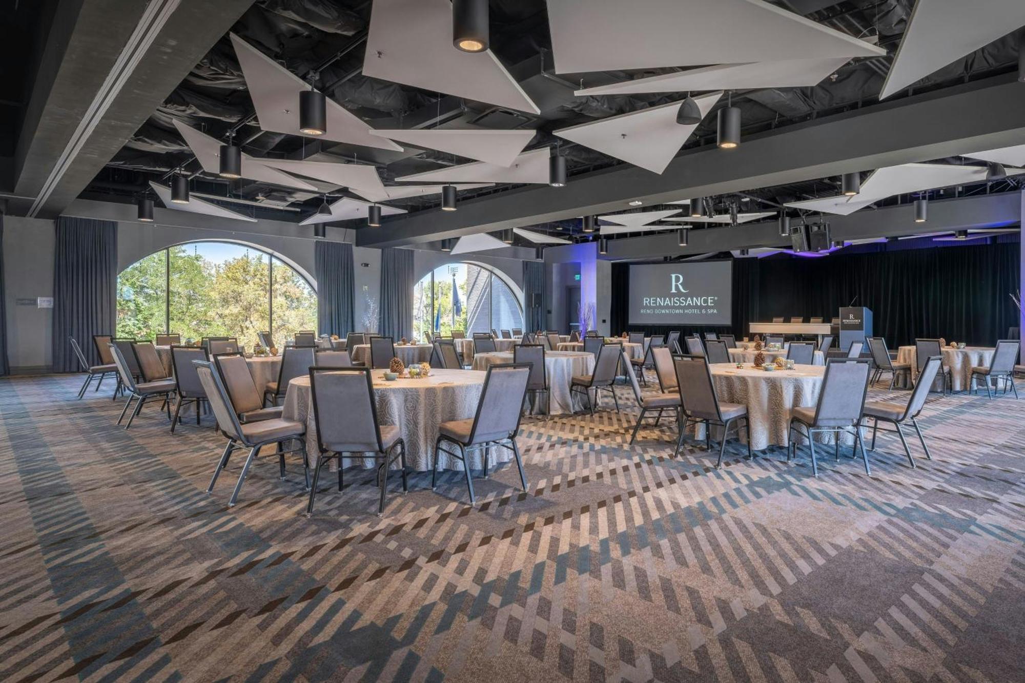 Hotel Renaissance Downtown & 4*