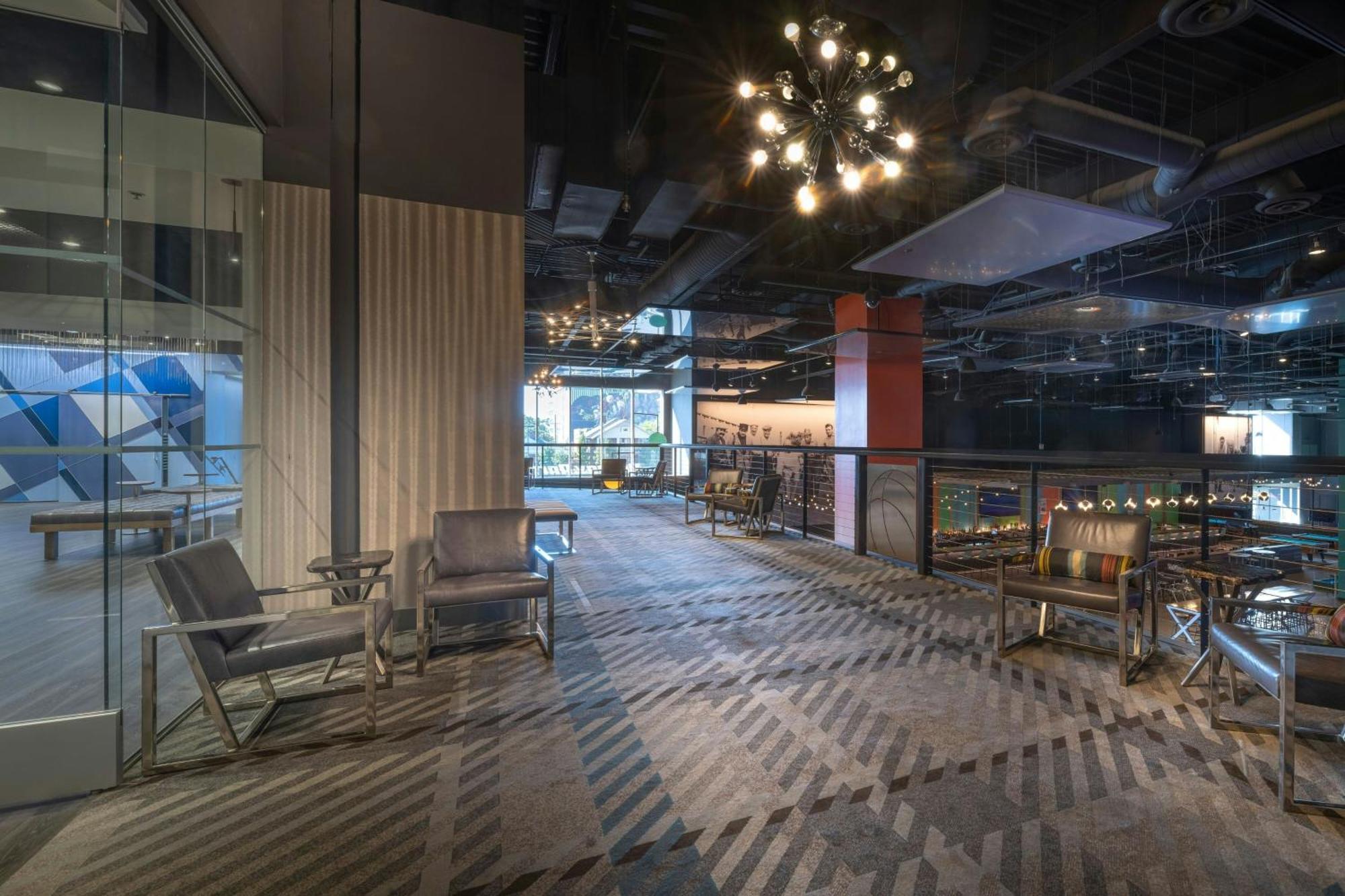 Hotel Renaissance Downtown & 4*