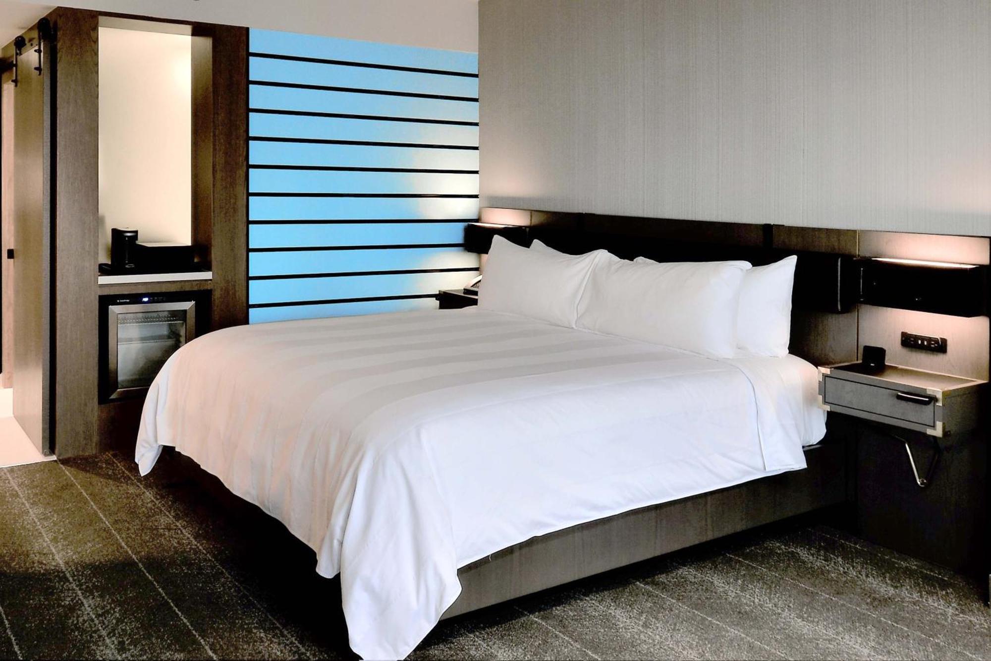 Renaissance Downtown & 4*