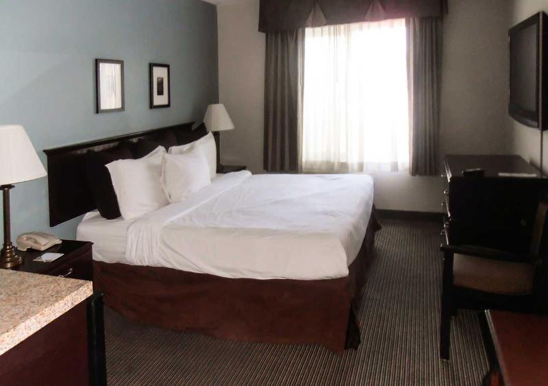 Quality & Airport Hotel 2*