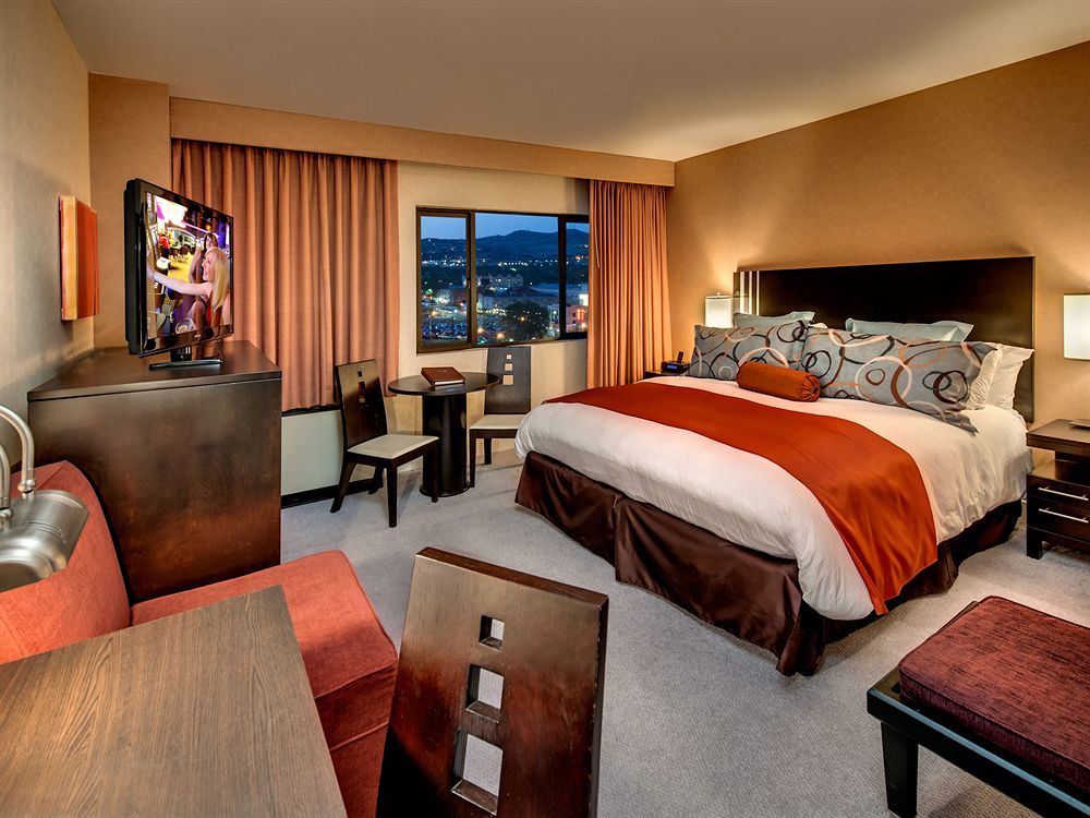 Renaissance Downtown & 4*