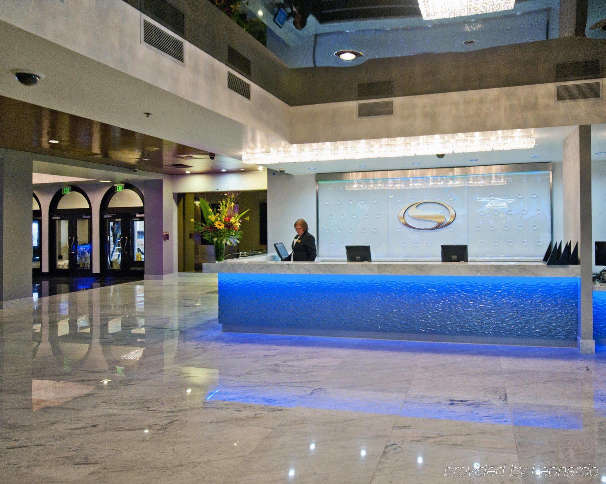Renaissance Downtown & 4*
